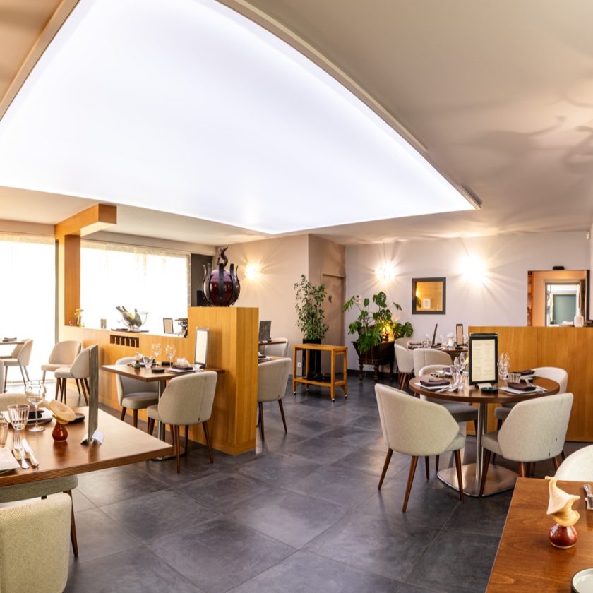 relais-ozenay-restaurant-table-gastronomique-salle-panorama
